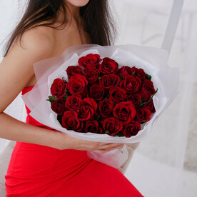 Красные розы 19 штук