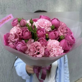 Букет с пионовидной кустовой розой