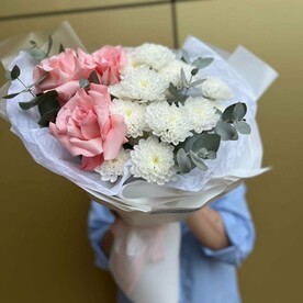 Букет с французскими розами и хризантемой