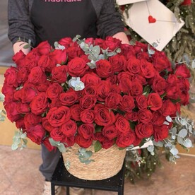 201 роза в корзине
