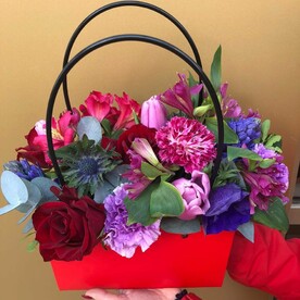 Яркая композиция в сумке🌺