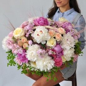 Корзина с пионами
