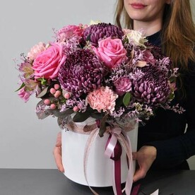 Хризантема бигуди и розы в коробке «Искры счастья»