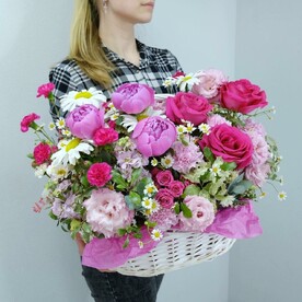 Летние цветы в корзине: пионы , ромашки, эустома