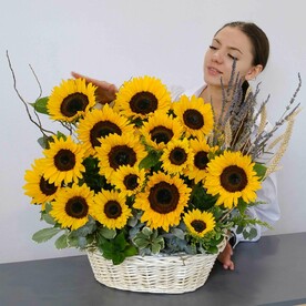 Корзина с подсолнухами, лавандой и пшеницей "лето в сердце"