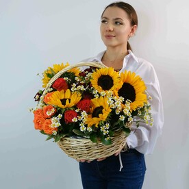 Корзина с подсолнухами "лето для тебя"