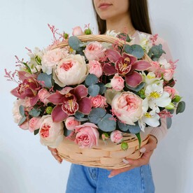 Пионовидные розы джульетта и орхидеи в корзине "тайна цветущей любви"