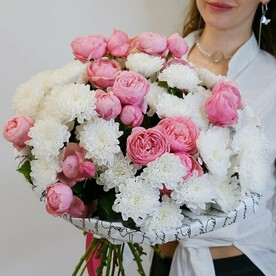 Кустовые пионовидные розы и хризантемы в букете «моему ангелу»