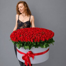 Роза красная в большой коробке, 301 штучка