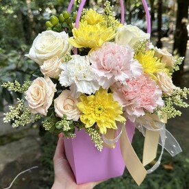 Роза белая, Гвоздика одноголовая, Зелень, Роза кустовая, Хризантема желтая, Хризантема зеленая, Гиперикум, Сумочка