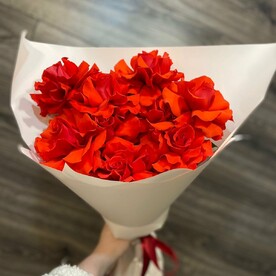 9 алых французских роз