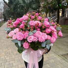 25 кустовых роз в корзине
