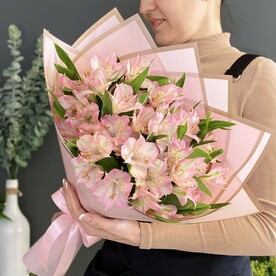 Букет из 7 розовых альстромерий в упаковке. Букет 26
