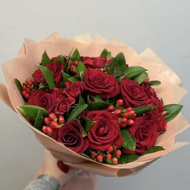 Роза красная, Гиперикум, Рускус, Роза кустовая, Авторская упаковка