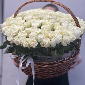 Роза белая, Корзина плетеная, Оазис