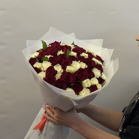 Букет микс из красной и белой розы