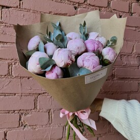Розовые пионы с эвкалиптом