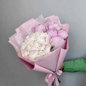 Белая гортензия и розовые пионы