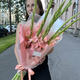 Персиковые гладиолусы