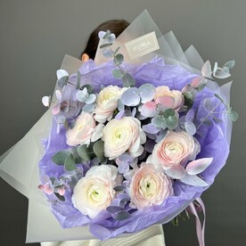 Ранункулюсы с эвкалиптом