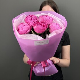 Букет из 5 малиновых пионов