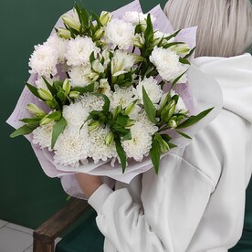 Букет из кустовых хризантем и альстромерии