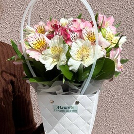 Корзинка с альстромерией