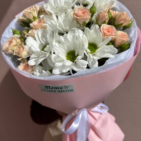 Букет из кустовых роз и хризантемы