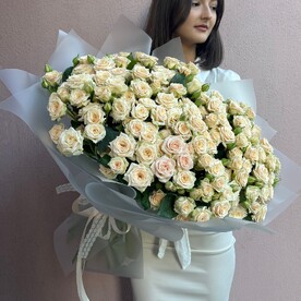 Роскошный букет из кустовых роз