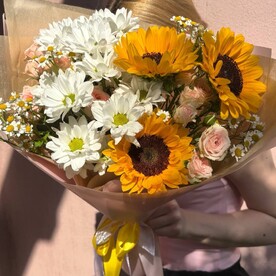 Яркий букет с подсолнухами
