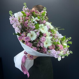 Гортензия, Маттиола, Роза кустовая, Гербера, Лимониум, Ваксфлауэр, Дизайнерская упаковка