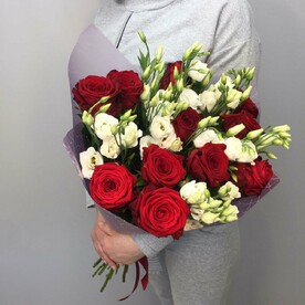 Красные розы и эустома