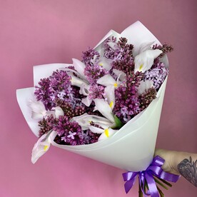 Белые ирисы и сирень