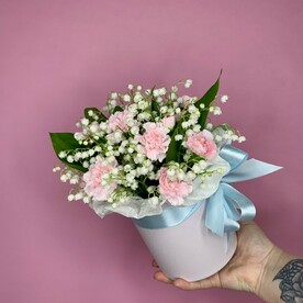 Ландыши и кустовые диантусы в шляпной коробке