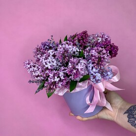 Сирень и лаванда в шляпной коробке