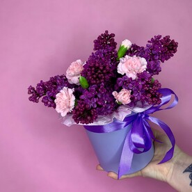 Сирень и кустовые диантусы в шляпной коробке