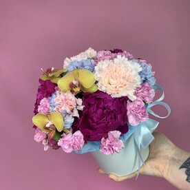 Пионы,диантусы и орхидеи в шляпной коробке