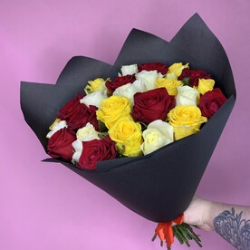 Розы микс в чёрном крафте 25