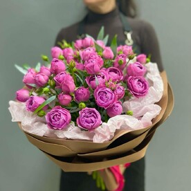 Пышный букет кустовых роз