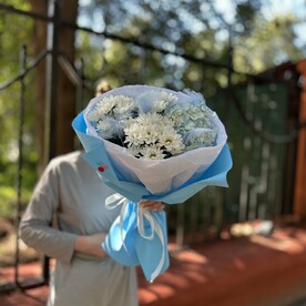 Милый букет с хризантемами и перышками