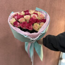 25 роз в стильной упаковке