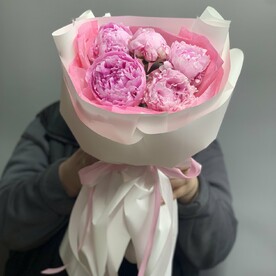 Букет из 5 розовых пионов