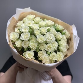 Букет из белых кустовых роз