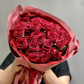 Букет красных кустовых роз