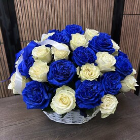 Синие и белые розы в корзине