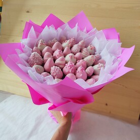 Нежный клубничный букет