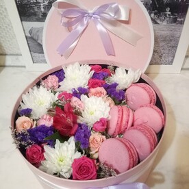 Хризантема кустовая, Роза кустовая, Альстромерия, Статица, Диантус, Лимониум, Макарунсы, Круглая коробка