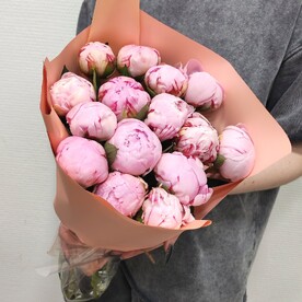 15 розовых пионов