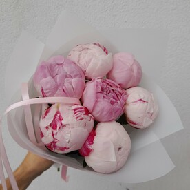 7 розовых пионов