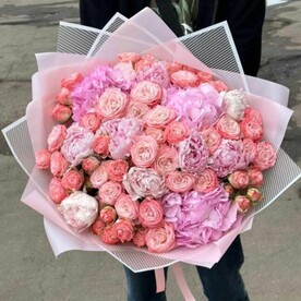 Букет из пионов гортензий и кустовых роз